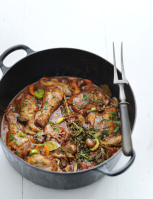 coq au vin met cognac en bospaddenstoelen