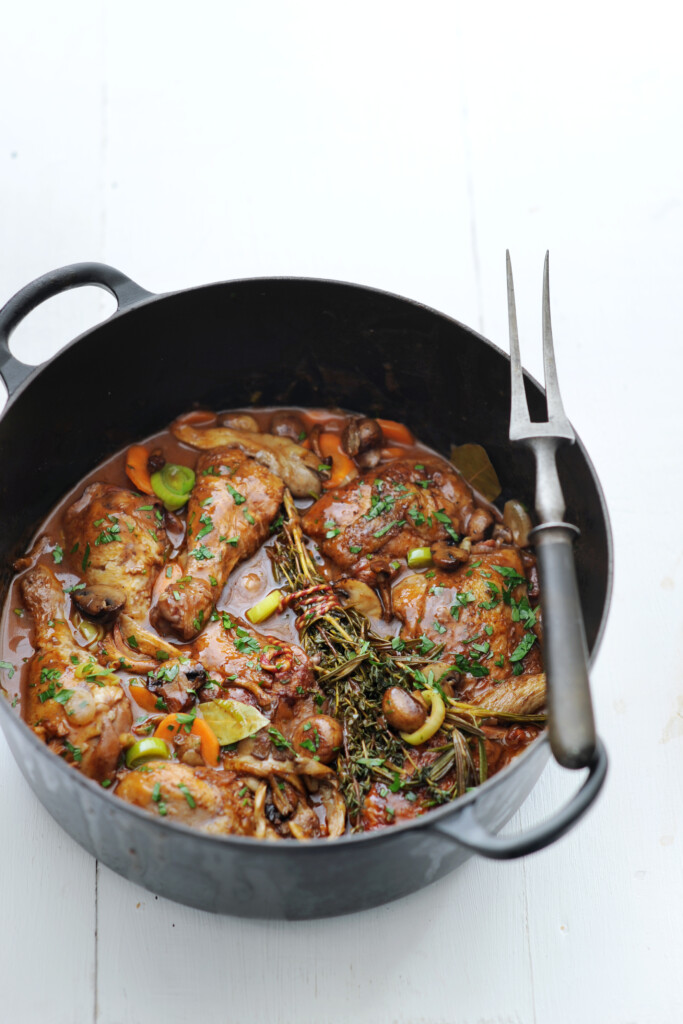 coq au vin met cognac en bospaddenstoelen