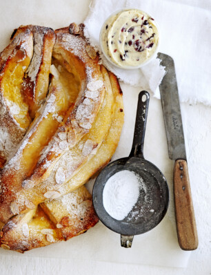 vlechtbrood met lemon curd en cranberry-vanilleboter