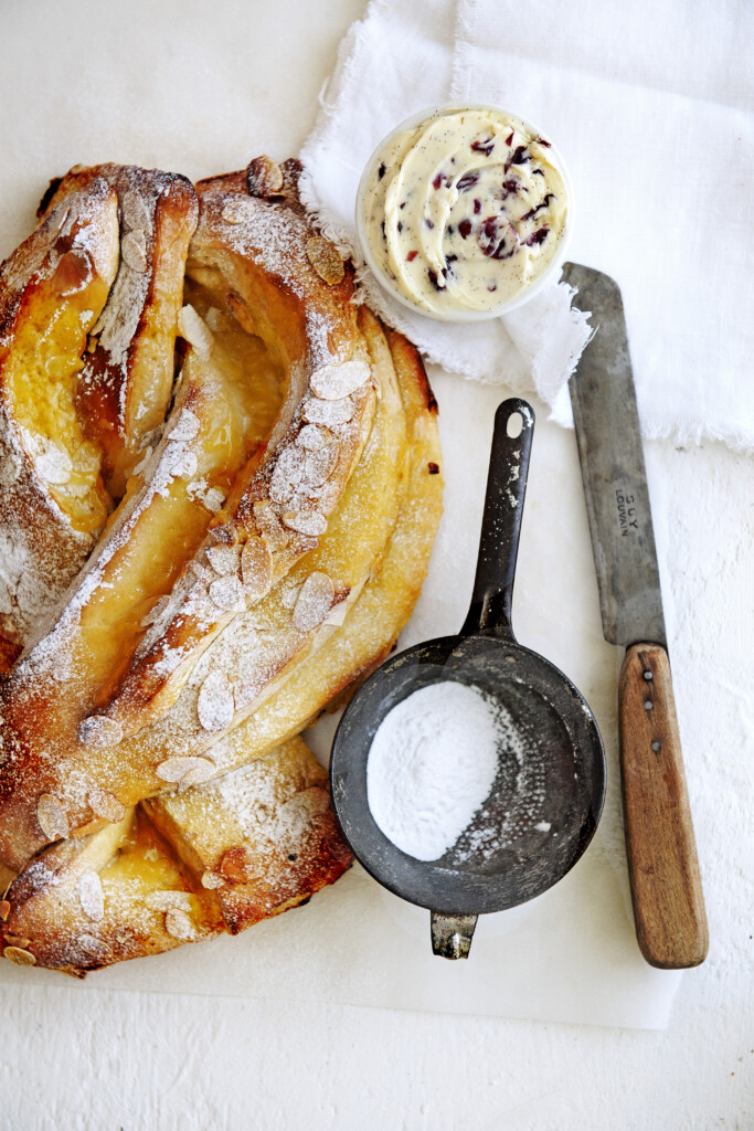 vlechtbrood met lemon curd en cranberry-vanilleboter