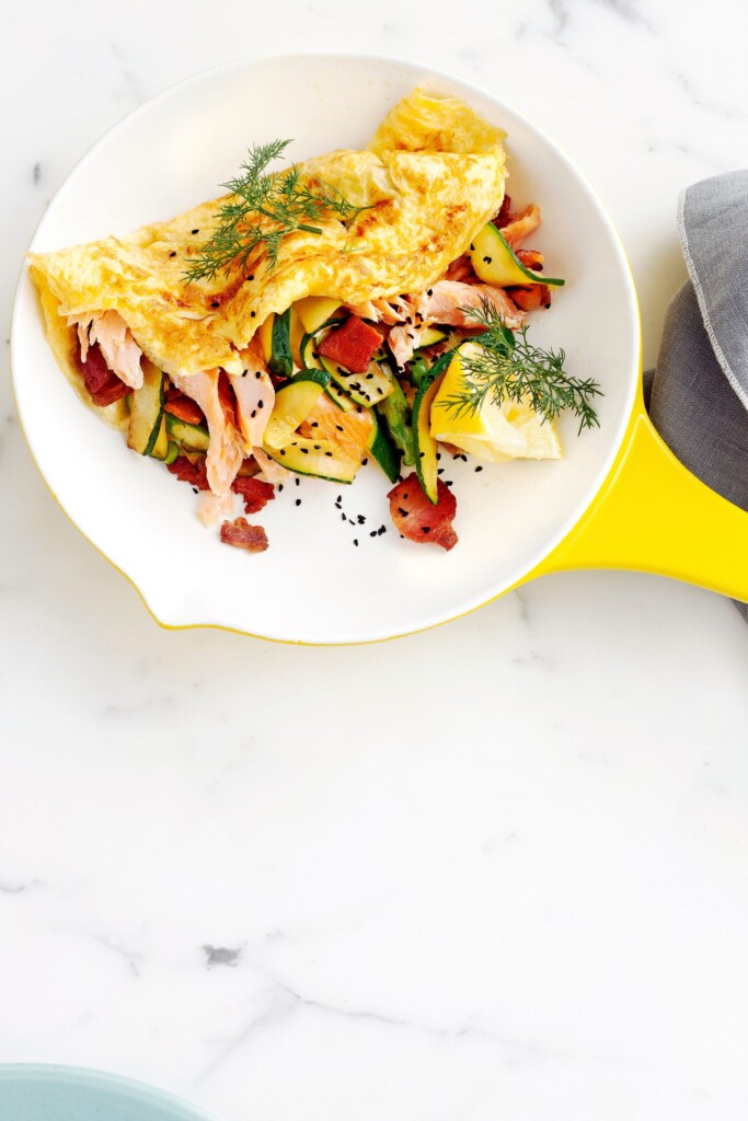 omelet met bacon, courgette en warmgerookte zalm