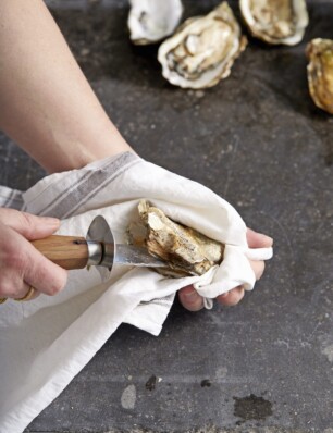 Zo doe je dat: stap voor stap oesters openen