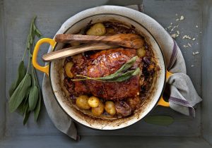 gestoofde varkensschouder stoven met bier, stoofvlees met bier