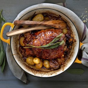 gestoofde varkensschouder stoven met bier, stoofvlees met bier