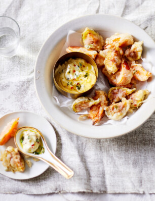 tempura met vijgen en kakifruit met geitenkaasdip