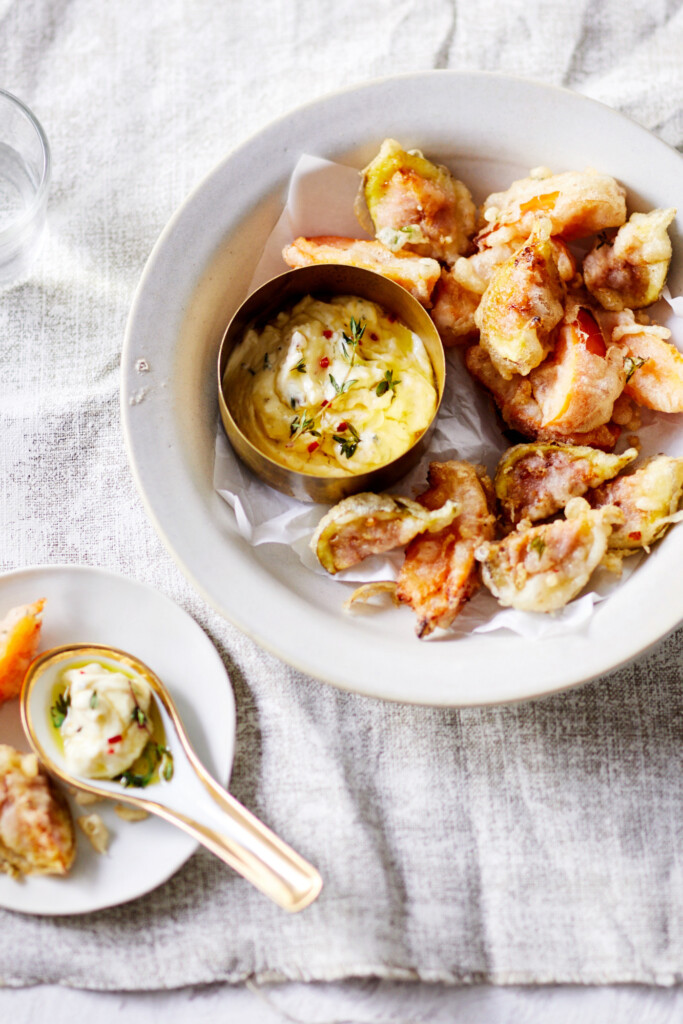 tempura met vijgen en kakifruit met geitenkaasdip