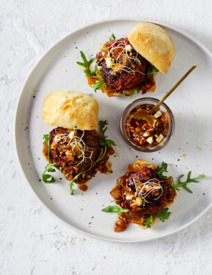 miniburgers met wildzwijn, chorizo en chutney