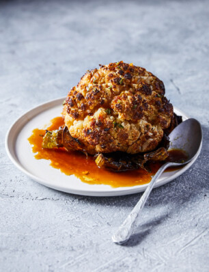 hele bloemkool uit de oven met calvados en tijm