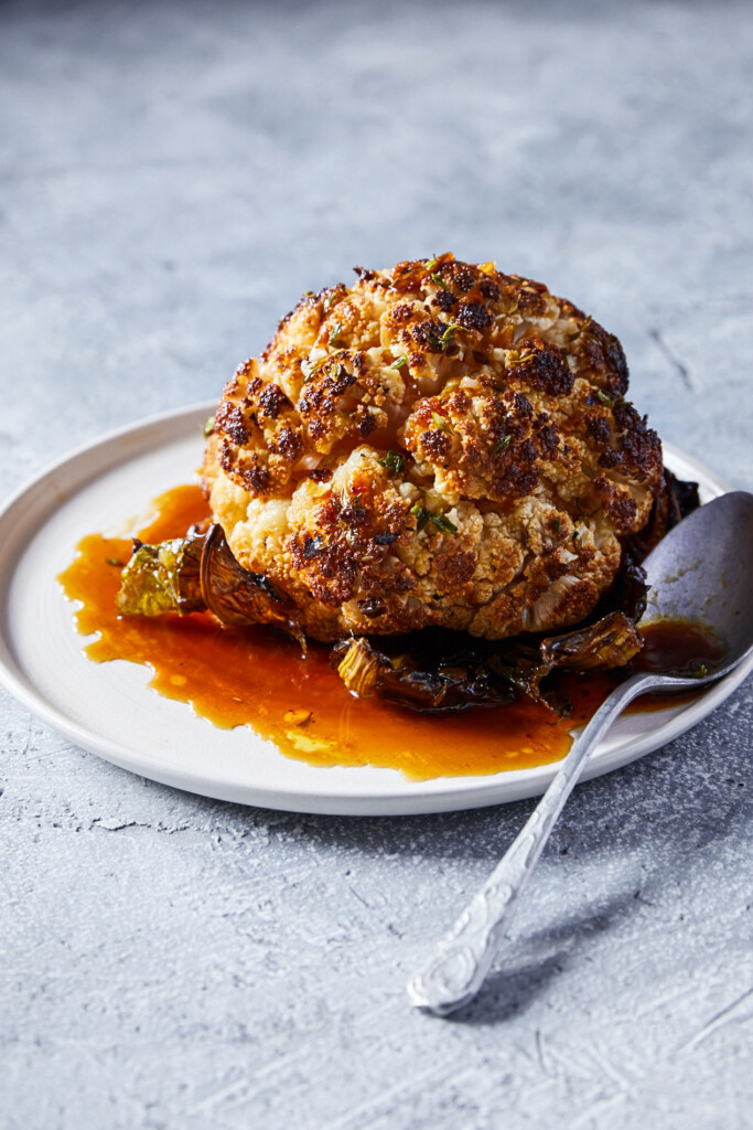 hele bloemkool uit de oven met calvados en tijm