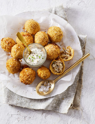 krab-bitterballen met dille crème fraiche