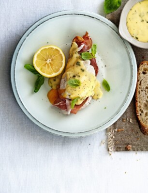 Eggs benedict met parmaham en basilicumhollandaise