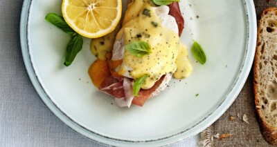 eggs benedict met parmaham en basilicumhollandaise