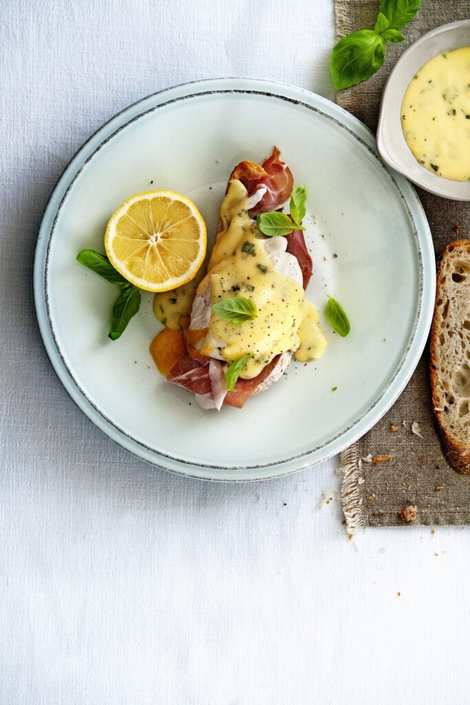 Eggs benedict met parmaham en basilicumhollandaise