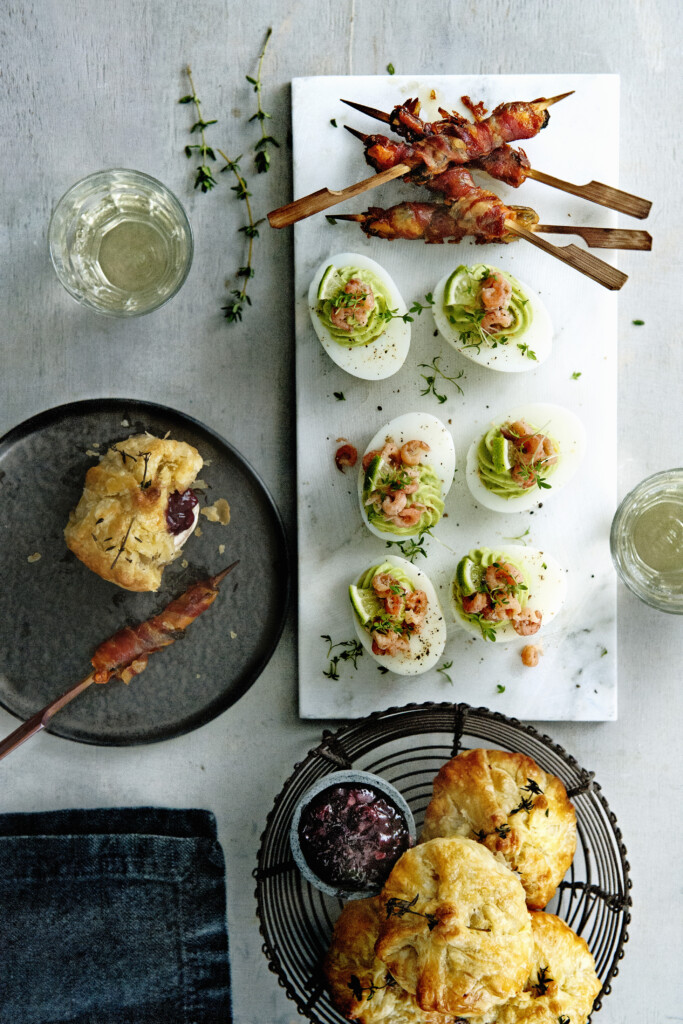 Gevuld ei met avocadocrème en garnalen