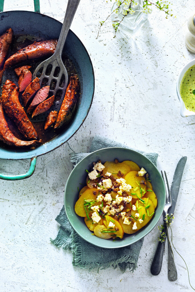 aardappelsalade met warme olijfolie, bieslook en witte kaas