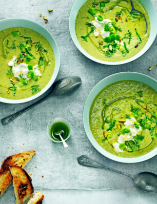 tuinbonensoep met pistache, groene kruiden en ricotta