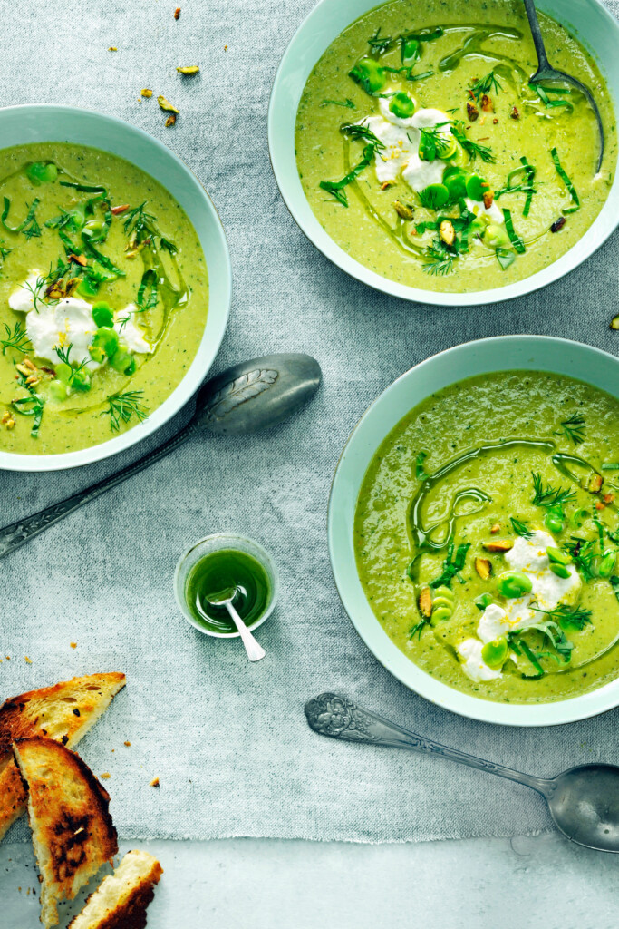 tuinbonensoep met pistache, groene kruiden en ricotta