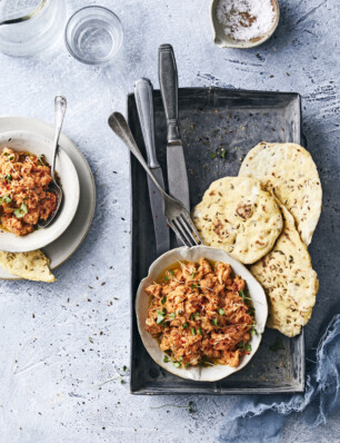 pittige vismousse met gegrilde paprika, chili-citrusolie en koriander-komijnbroodjes