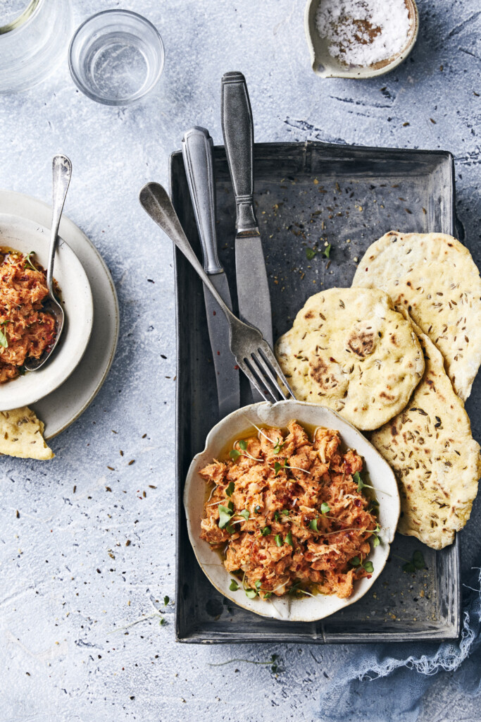 pittige vismousse met gegrilde paprika, chili-citrusolie en koriander-komijnbroodjes