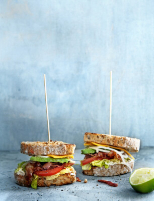 bacon & biersandwich met avocado