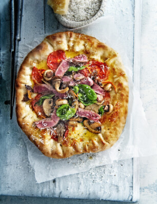 weekendpizza met entrecote, paddenstoelen en basilicum