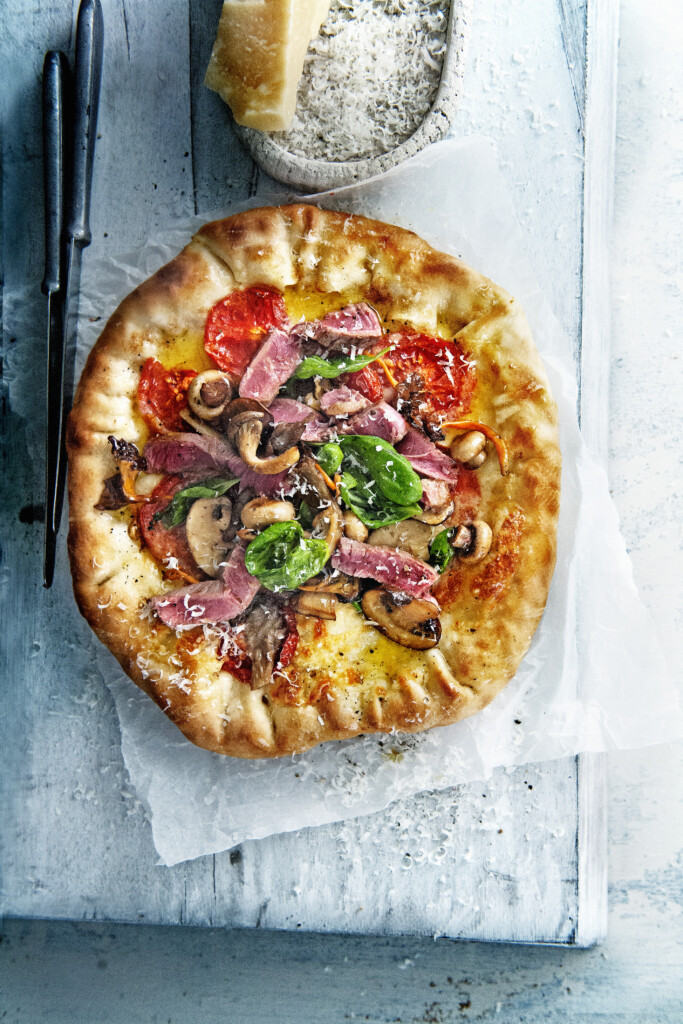 weekendpizza met entrecote, paddenstoelen en basilicum