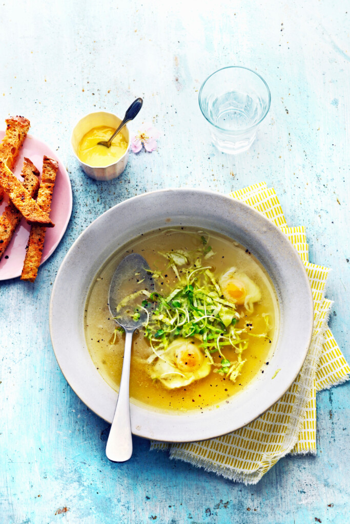 zoete-uienbouillon met sla, kwarteleitjes, aioli en soldaatjes