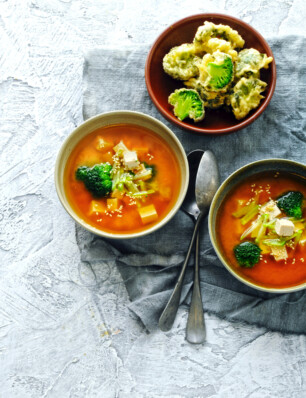 dashi met broccolistronk en tempuraroosjes