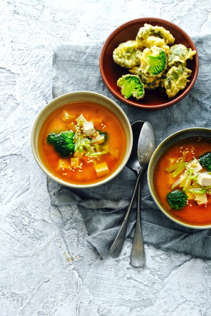 Japanse bouillon met broccolistronk en tempuraroosjes