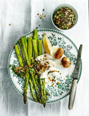 geroosterde groene asperges met kabeljauwvlokken