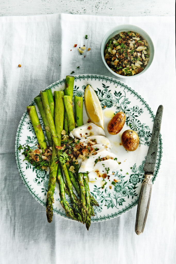 geroosterde groene asperges met kabeljauwvlokken