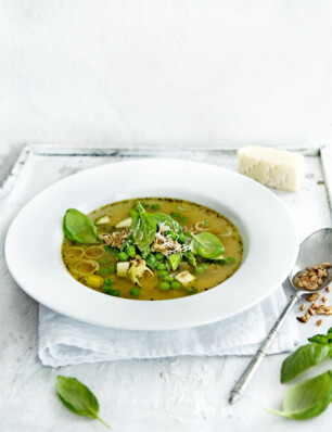 groene minestrone met spelt & pecorino