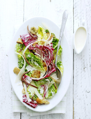 Caesarsalade met radicchio en knoflookdressing