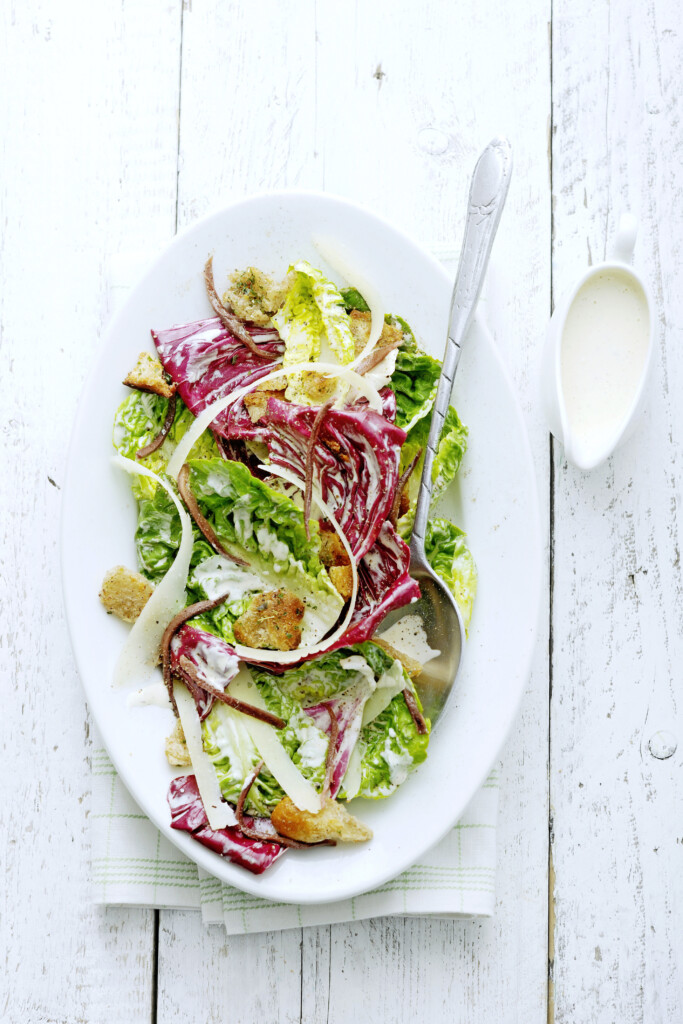 Caesarsalade met radicchio en knoflookdressing