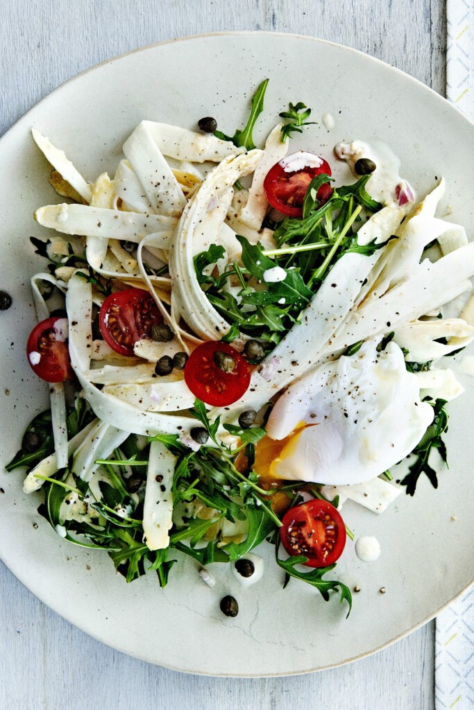 aspergesalade met oude-kaasdressing & gepocheerd ei