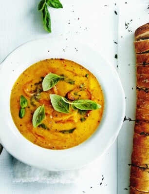 tomatensoep met geroosterde paprika en knoflookciabatta