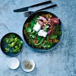 freekeh salade met biefstuk en geitenkaas | delicious
