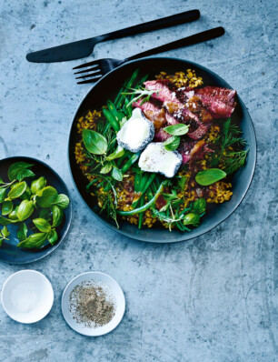 salade met freekeh, biefstuk en geitenkaas