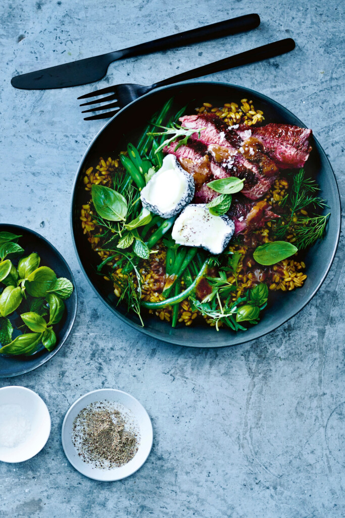 Freekehsalade met biefstuk, haricots verts en geitenkaas