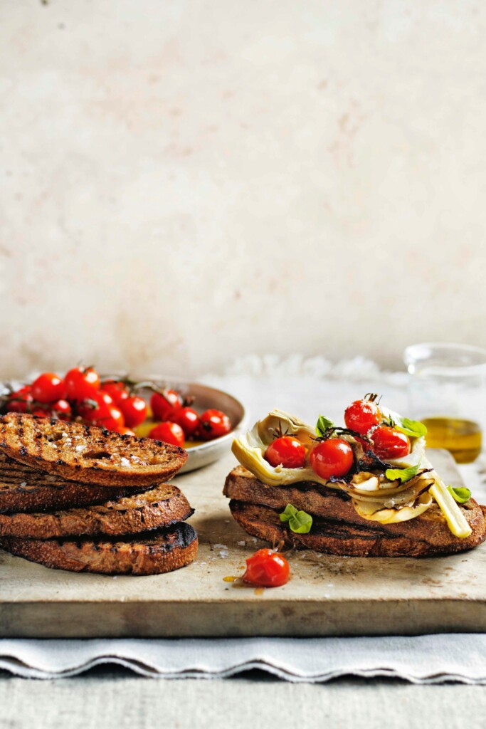 Bruschetta met artisjokken en gekonfijte tomaat