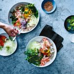 bowl met gerookte forel en pruimen | delicious