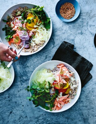 bowl met gerookte forel en pruimen