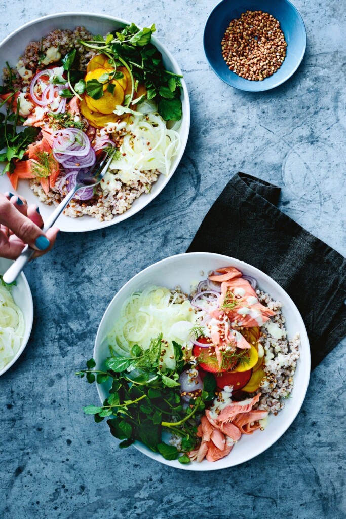 bowl met gerookte forel en pruimen