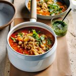 minestrone met parelgort en pesto | delicious