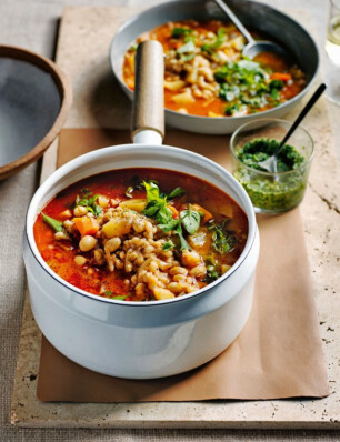 Minestrone met parelgort en basilicumpesto