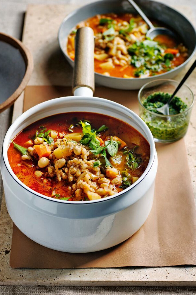 Minestrone met parelgort en basilicumpesto