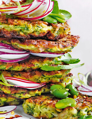 Koken in tijden van Corona – Caesar salad en courgettekoekjes met halloumi