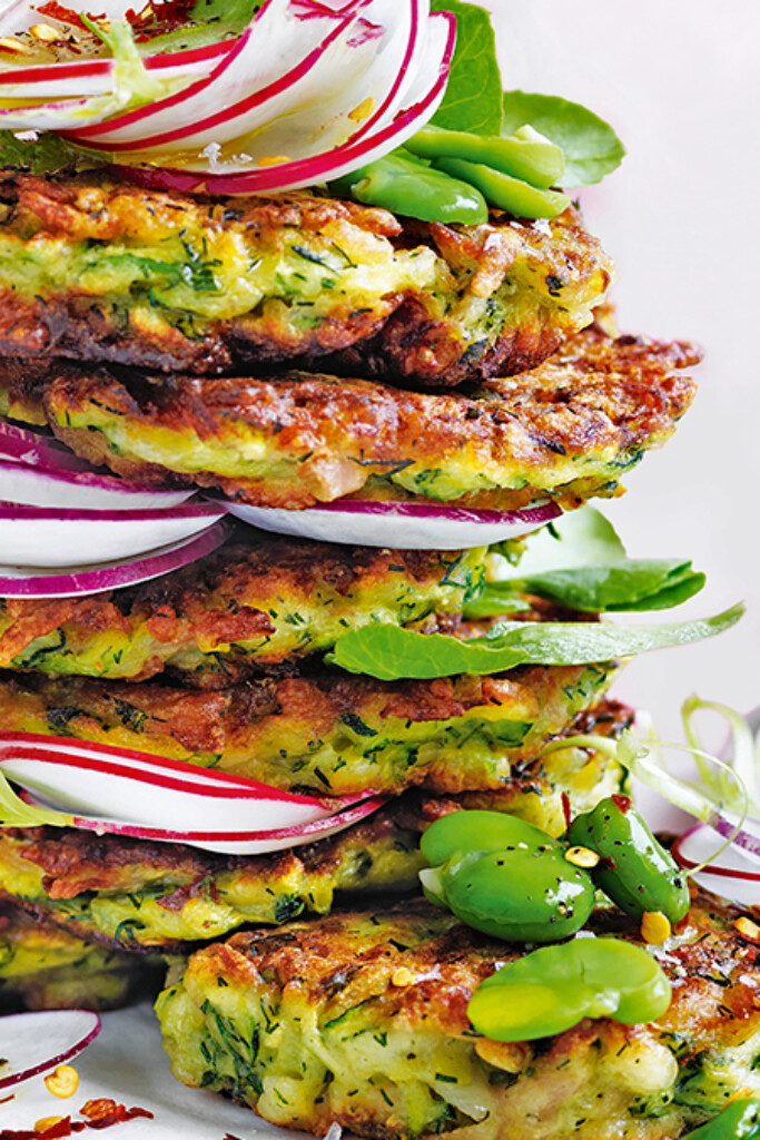 Koken in tijden van Corona – Caesar salad en courgettekoekjes met halloumi