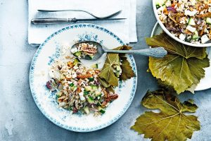 feta rijstsalade in druivenbladeren | delicious