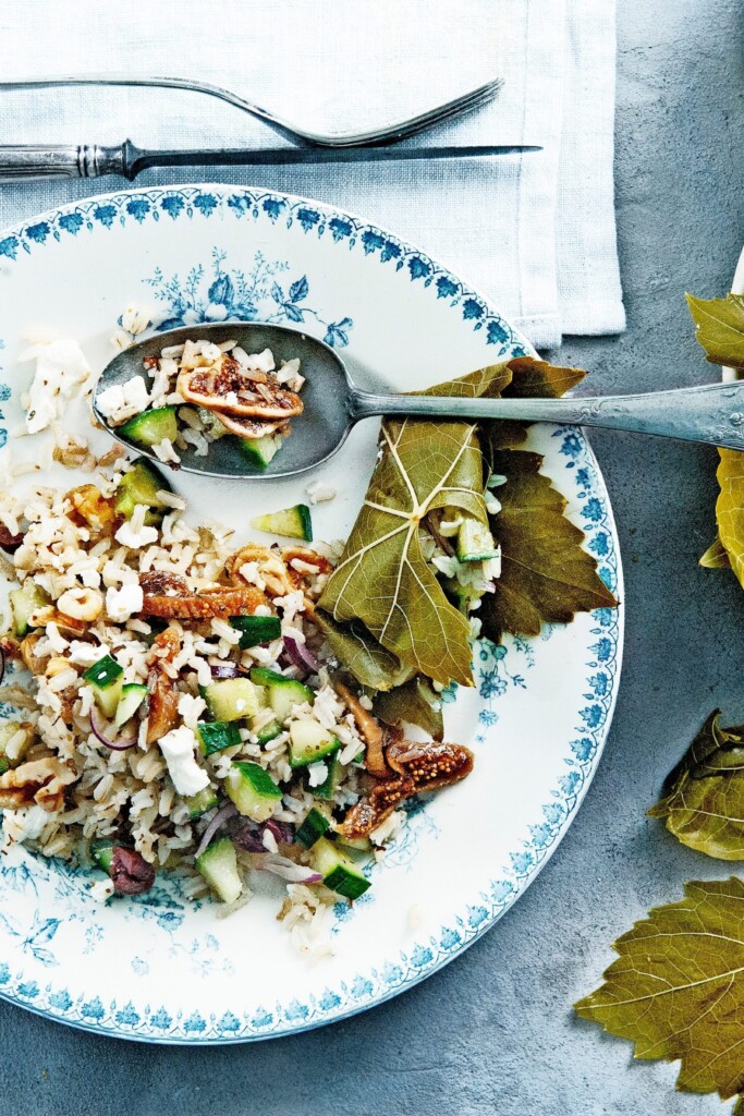 feta-rijstsalade in druivenbladeren